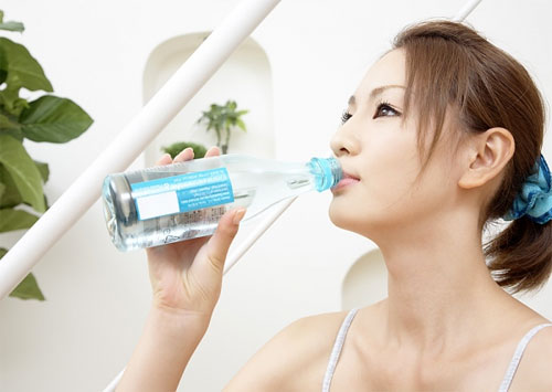 Trị khô âm đạo bằng cách uống nhiều nước