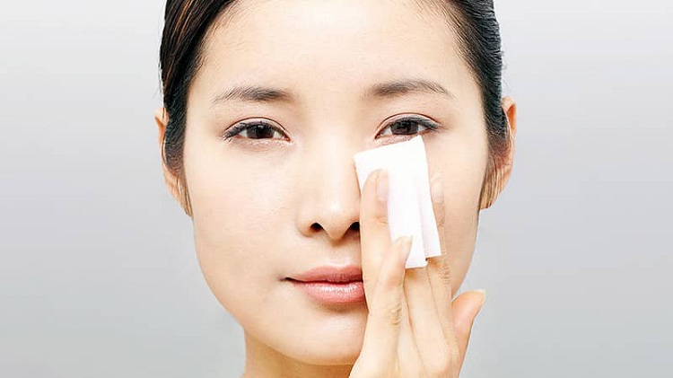 Làn da dầu với sự tiết bã nhờn quá mức dẫn tới tình trạng da mặt cũng bóng loáng vì nhiều dầu